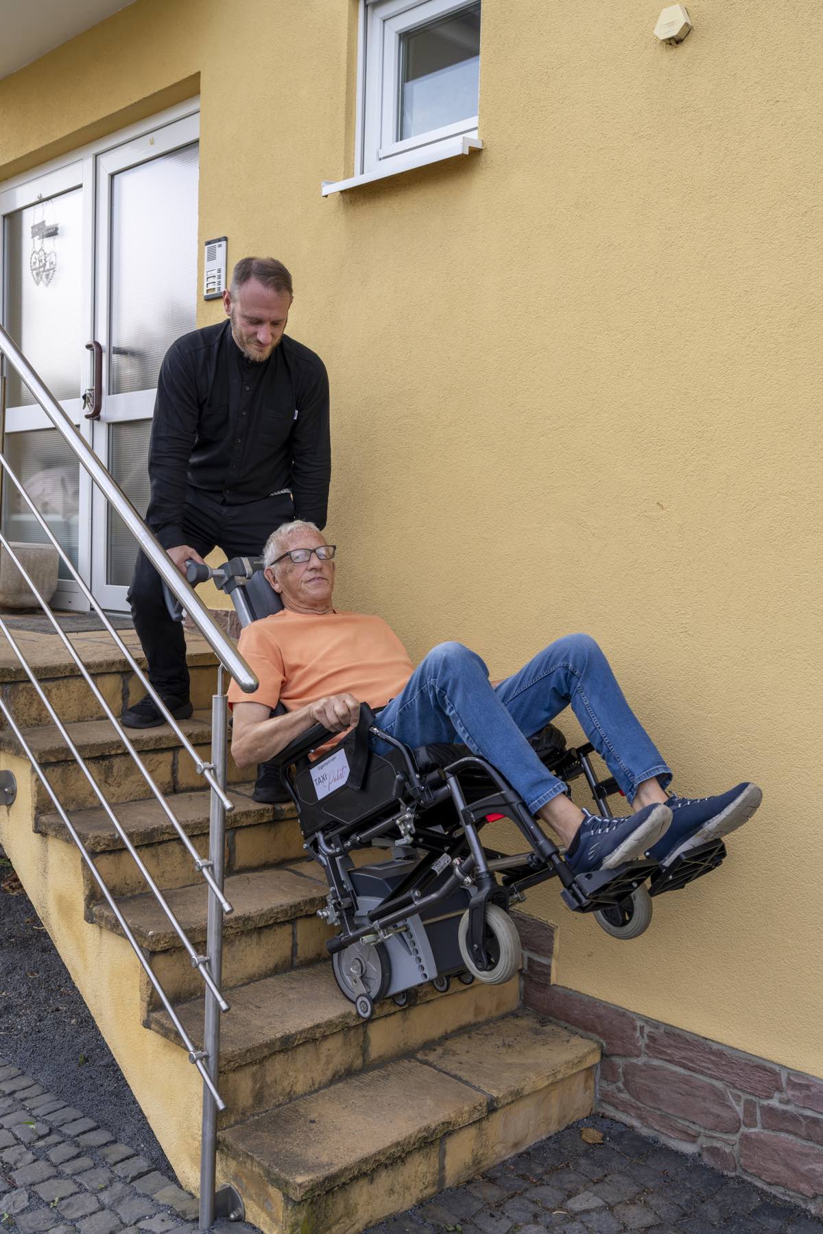 Krankenfahrt mit Scalamobil über eine Treppe