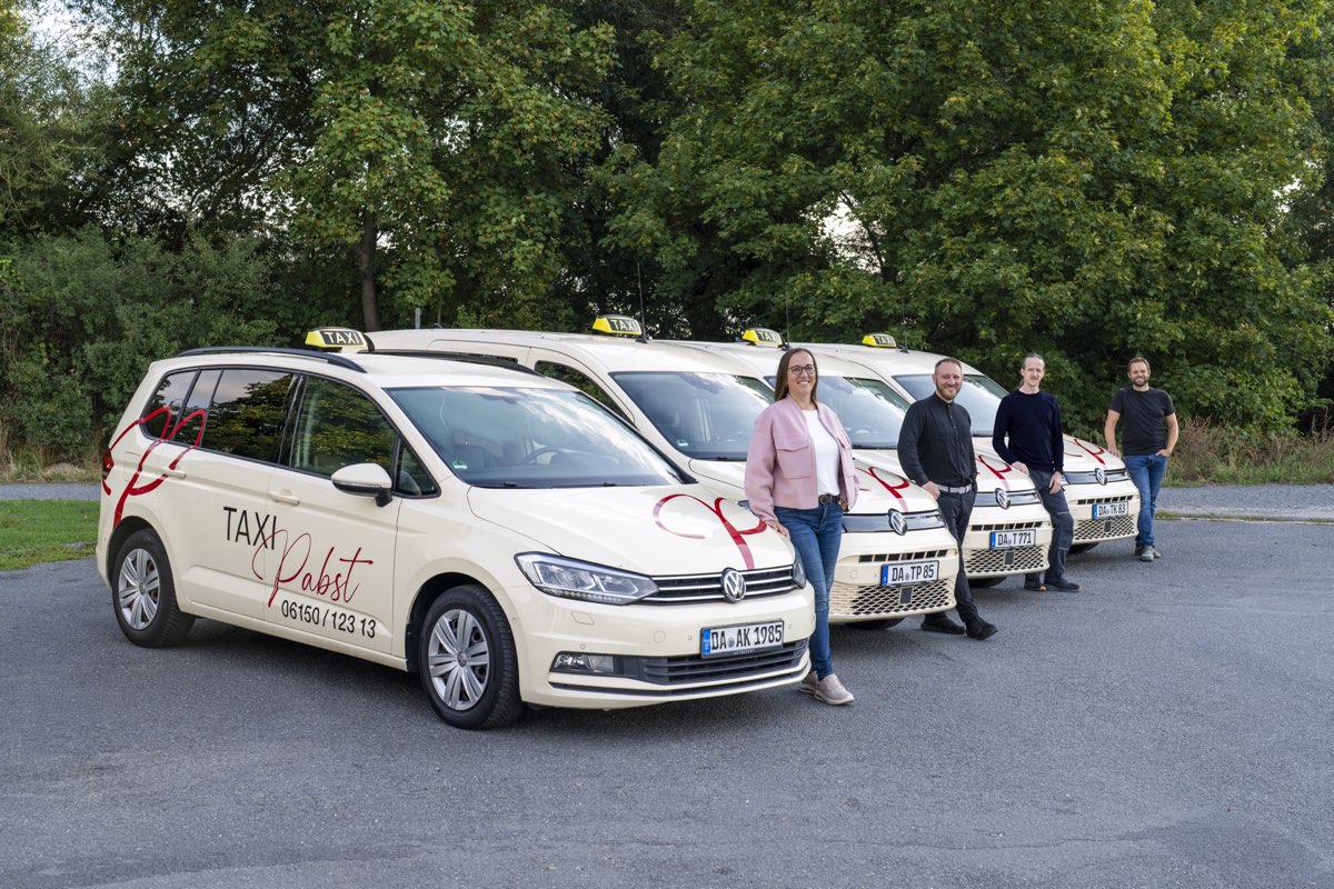 Anna Pabst und ihr Team mit den Fahrzeugen von Taxi Pabst in Erzhausen